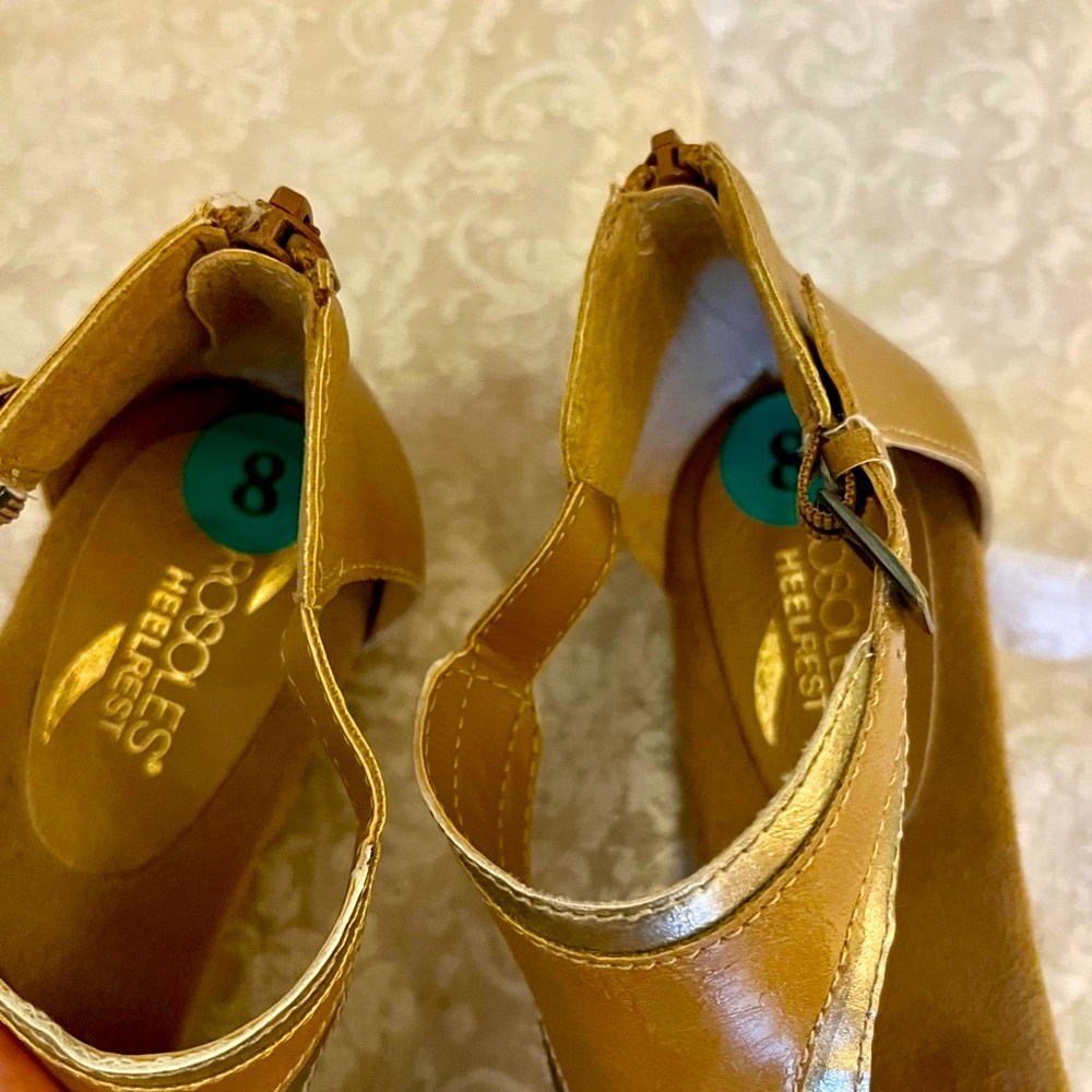 ✅🆕 Aerosoles heel test tan with gold trim sandel/ shoes - Picture 11 of 12